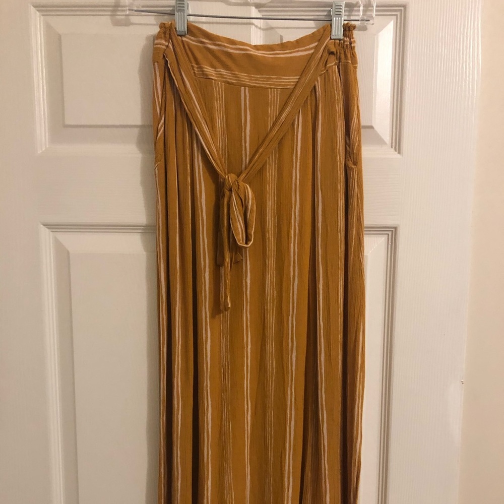 Boho-chic maxi skirt with calf slits and pockets